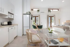 Merveilleux studio entièrement équipé avec internet haut débit | Vue ville | À côté de la plage - Image 5