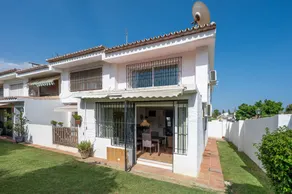 Holiday home with pool & garden - Image 2
