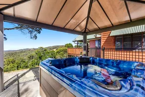 Secluded Hillside Chalet with Stunning Views & Outdoor Spa near Hampton, Queensland - Image 5