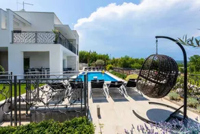 Holiday home with pool for 8 people - Image 4