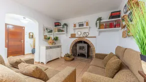 Apartment with pool, barbeque & garden - Image 2
