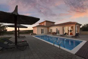 Voll ausgestattete geräumige Villa mit Garten, privatem Pool und Terrasse | Bergblick - Image 2