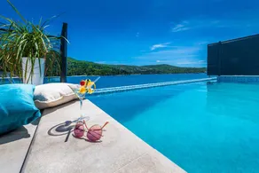 Beachfront Villa Ultimata with Pool - Image 2