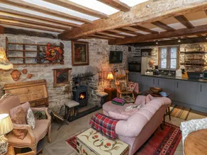 Cottage with hot tub & garden - Image 4