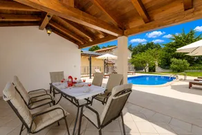Villa with barbeque, terrace & pool - Image 3