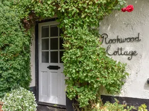 Cottage with garden - Image 2