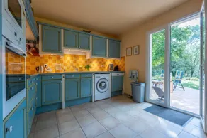 Villa con griglia, piscina e giardino | Vista sul giardino - Image 4
