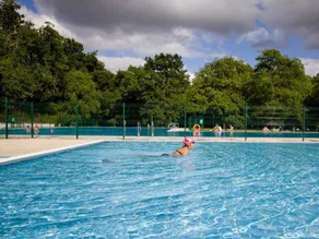 Familienfreundlicher schöner Bungalow mit Pool und Terrasse | Haustiere sind willkommen - Image 3