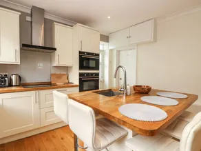 Cottage adapté aux familles avec jardin et barbecue | Vue plage | Avec animaux acceptés - Image 2