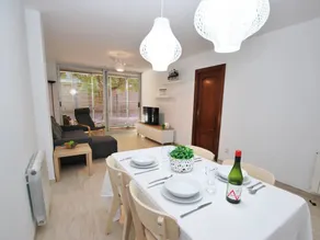 Charming ground floor with courtyard, near beach and amenities in Mataró - Image 3