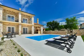 Family-oriented villa with barbecue - Image 3
