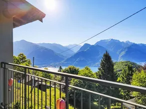Spettacolare casa adatta alle famiglie con terrazza e giardino | Vista sul lago - Image 2