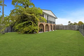 Flat with terrace & garden - Image 2