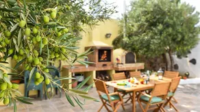 Flat with garden, terrace & pool - Image 5