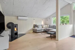 Holiday home with barbecue & terrace - Image 2