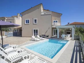 Ferienhaus mit Garten, privatem Pool und Terrasse - Image 2