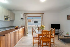 Voll ausgestattetes Ferienhaus mit Terrasse | Bergblick | Strand in der Nähe | Perfekt für die Arbeit von Zuhause - Image 3