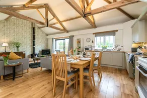 Cottage avec barbecue, terrasse et piscine - Image 2