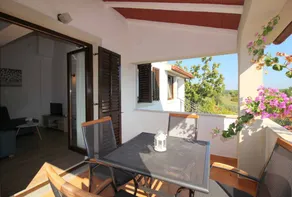 Holiday apartment with garden & terrace - Image 3