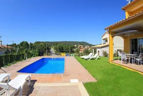 Villa with barbecue, garden & private pool - Image 3