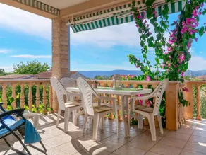 Apartment with terrace, barbeque & garden - Image 2