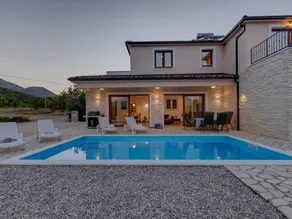 Holiday home with barbeque, garden & private pool | Mountain view | Dogs allowed - Image 4