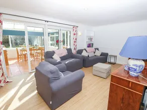 Child-friendly lovely cottage with garden | Beach view | Beach nearby | Pet-friendly - Image 4