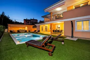 Villa with barbecue, private pool & hot tub - Image 3