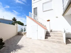 Villa avec barbecue, jardin et piscine privée - Image 3