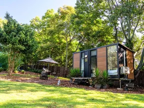 Lovely Tiny House with Beautiful Landscape Views in Samford Valley, Queensland - Image 3