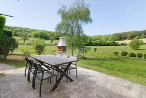 Spacieux cottage adapté aux familles avec piscine, terrasse et jardin | Vue jardin - Image 4