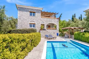 Villa con terrazza, piscina privata e griglia - Image 2