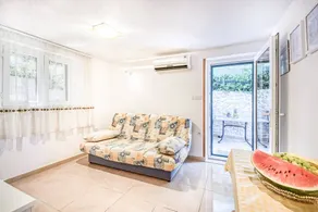 Apartment with terrace - Image 3