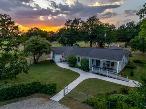 Charming Texas Farmhouse Stay with Modern Western Flair near NRS Ranch in Decatur, TX - Image 4