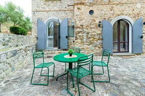 Holiday home with garden, barbecue & terrace - Image 2