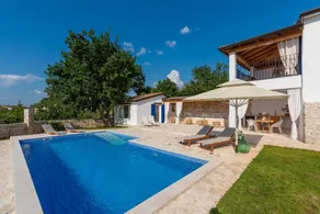 Villa with barbecue & pool | Water view - Image 4