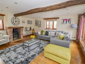 Family-oriented cottage with garden - Image 4