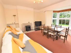 Cottage with garden & pool - Image 5