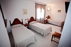 Room 'Habitación Doble -Dos Camas-' with Shared Pool, Shared Terrace and Wi-Fi - Image 4