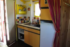 Bed and Breakfast 'Roulotte Esméralda' with Balcony, Wi-Fi and Air Conditioning - Image 2