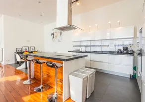 Holiday home with garden & BBQ - Image 3