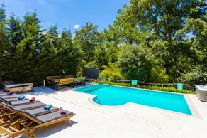 Family-oriented villa with garden, barbecue & jacuzzi - Image 3