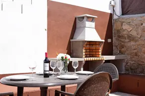 Holiday home with garden & barbeque | Garden view - Image 2