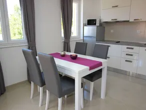 Apartment with pool & barbeque - Image 3