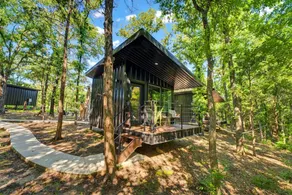 Romantic Woodland Cabin Hideaway Near the Lake in Scenic Texas Countryside - Image 3