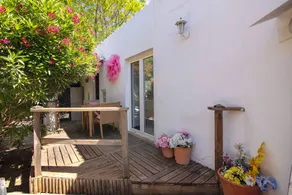 Chambre privée avec jardin, piscine et jacuzzi | Vue jardin - Image 2