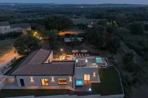 Villa with garden, hot tub & private pool - Image 4