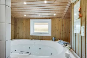Holiday home with hot tub, sauna & terrace - Image 4