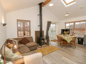 Cottage with hot tub & garden | Beach view - Image 3