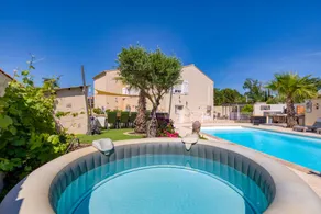 Appartement adapté aux familles avec piscine, terrasse et jacuzzi | Vue jardin | Parfait pour le travail à distance - Image 2